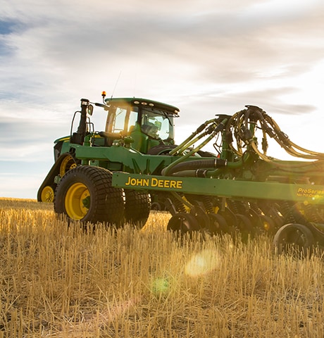 Tractor en veldspuit op het land.