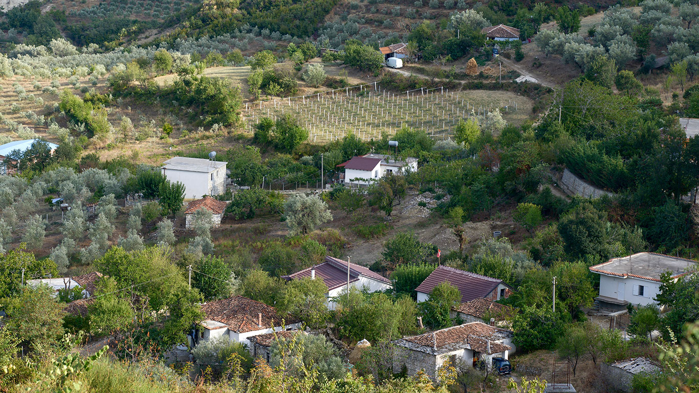 Het berglandschap van Albanië wordt gevormd door veelzijdige agrarische activiteiten.