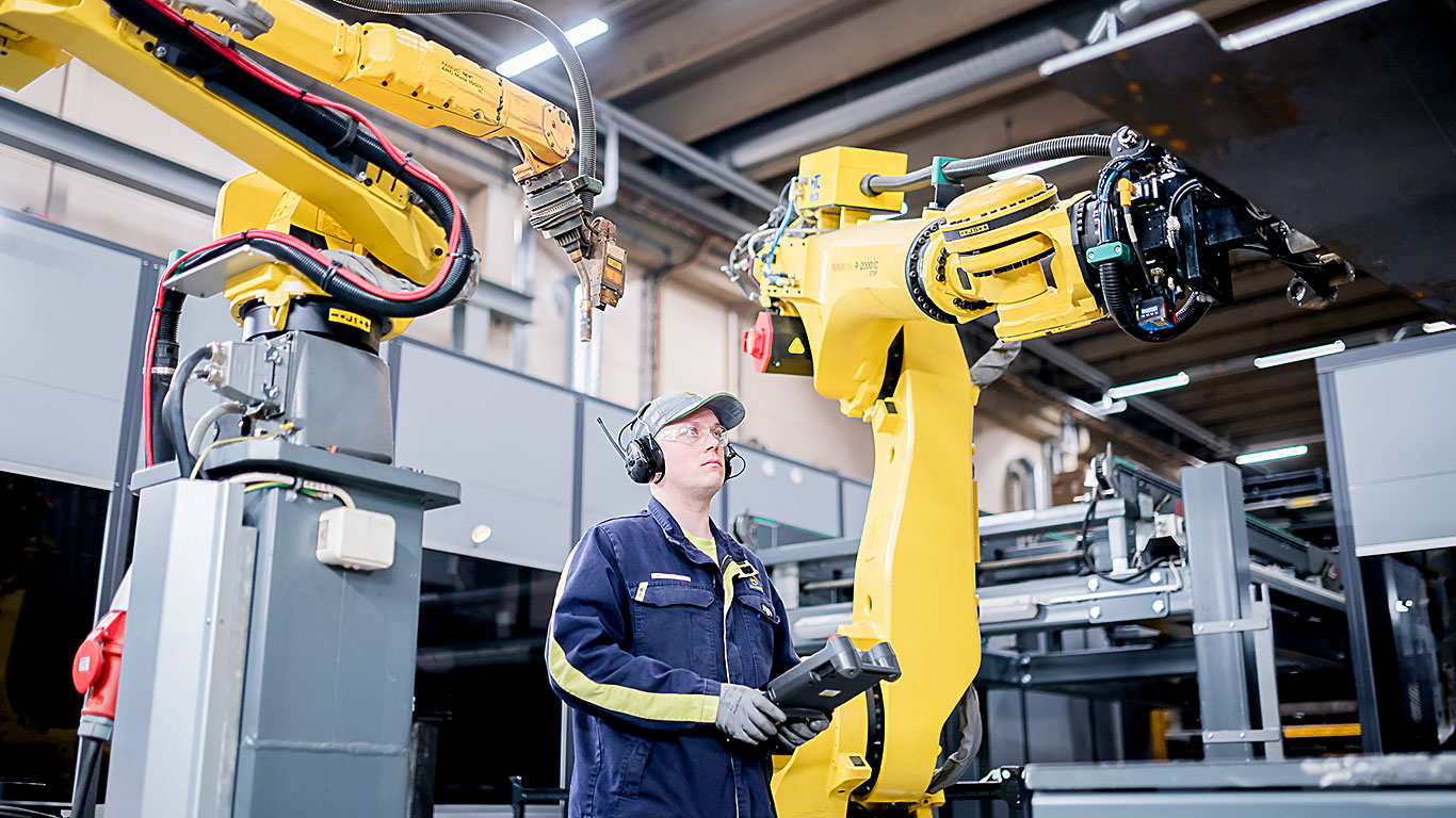 Jarkko Tuononen guide un robot dans l’usine