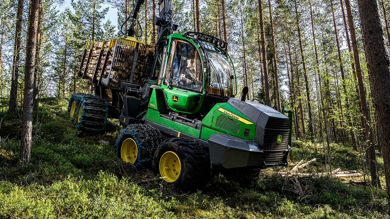 Le John Deere 910G dans les bois