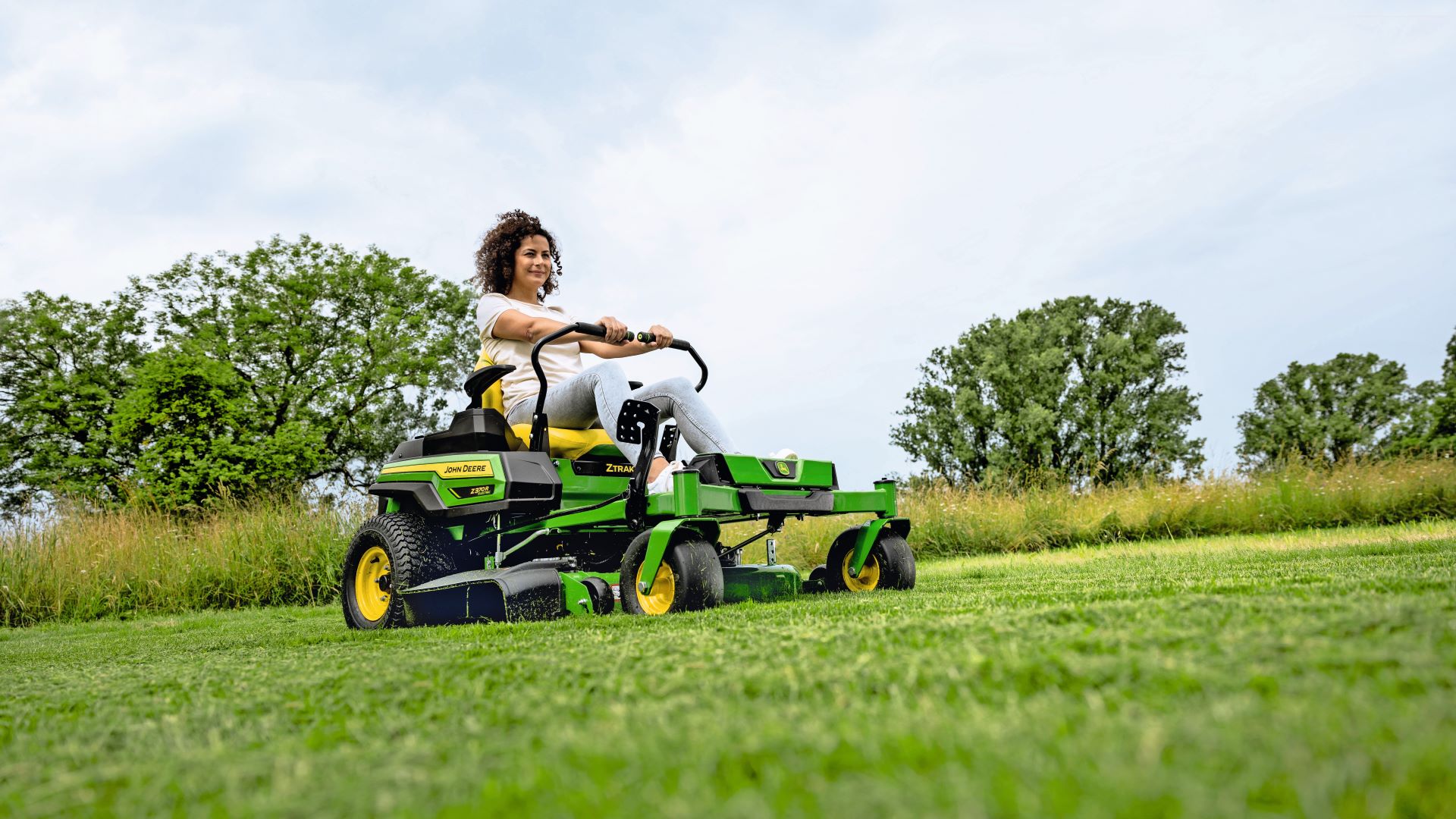 John Deere présente la toute nouvelle tondeuse Z370R Electric ZTrak™