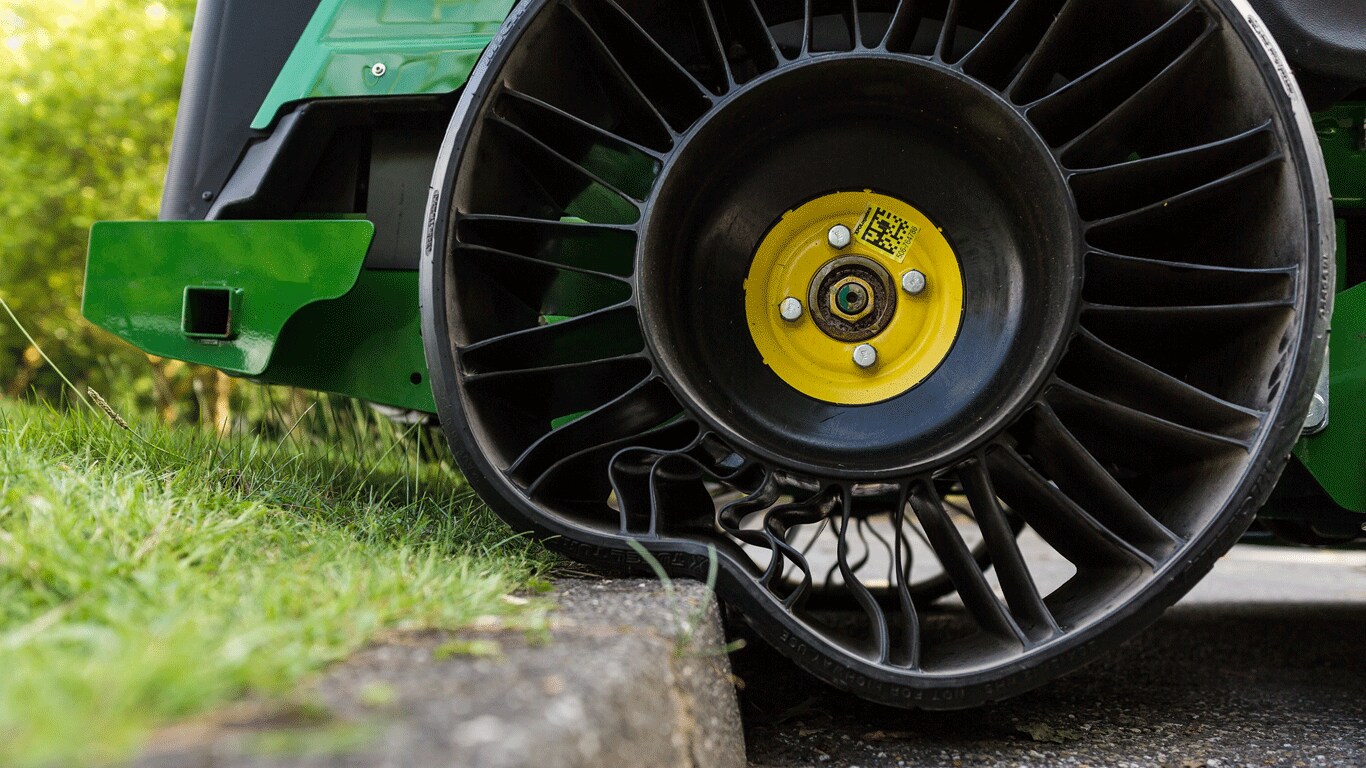 John Deere dévoile les pneus X Tweel de Michelin en Europe