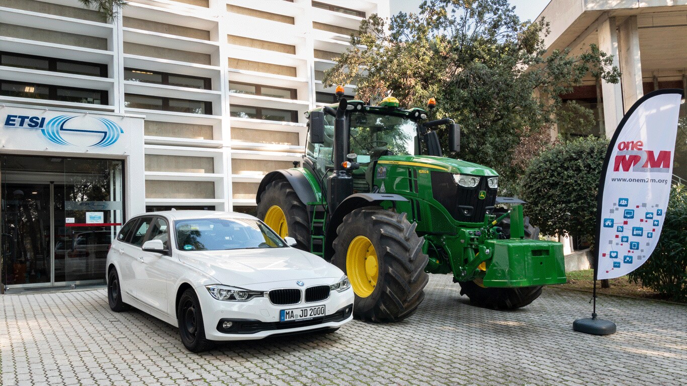 Un tracteur John Deere communiquant avec une voiture