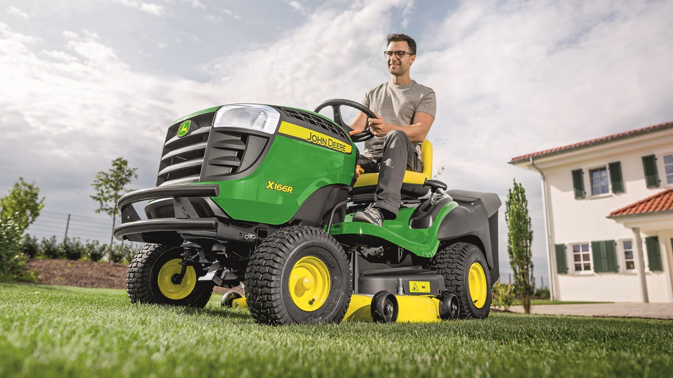 John Deere vernieuwt de X100-serie zitmaaiers