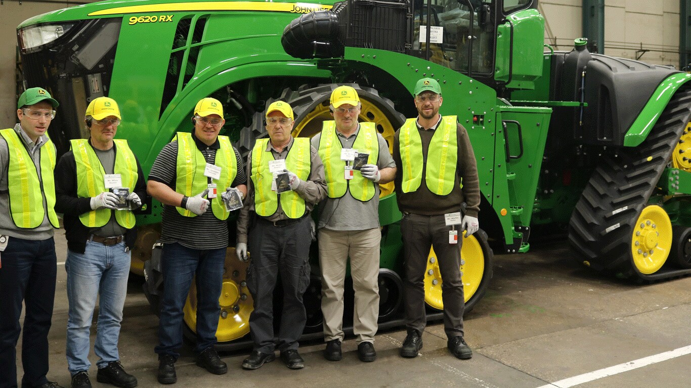 100e tractor van de 9R-serie overhandigd in het 100e jubileu