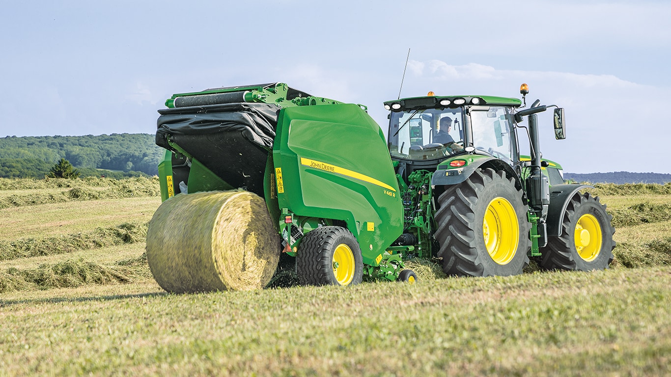 John Deere V461R balenpers met variabele perskamer met 6R-tractor