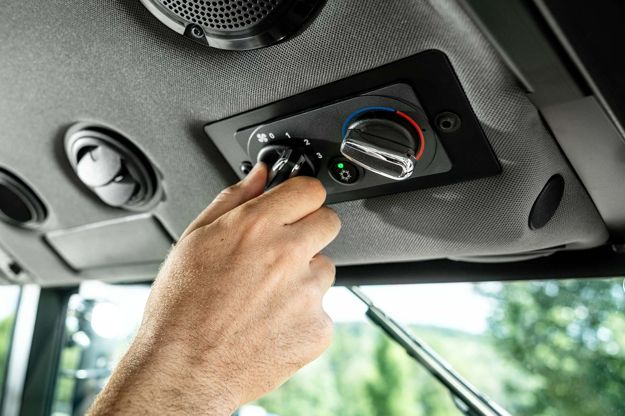 Réglage manuel des commandes de ventilation et de température à l’intérieur de la cabine d’un tracteur John Deere