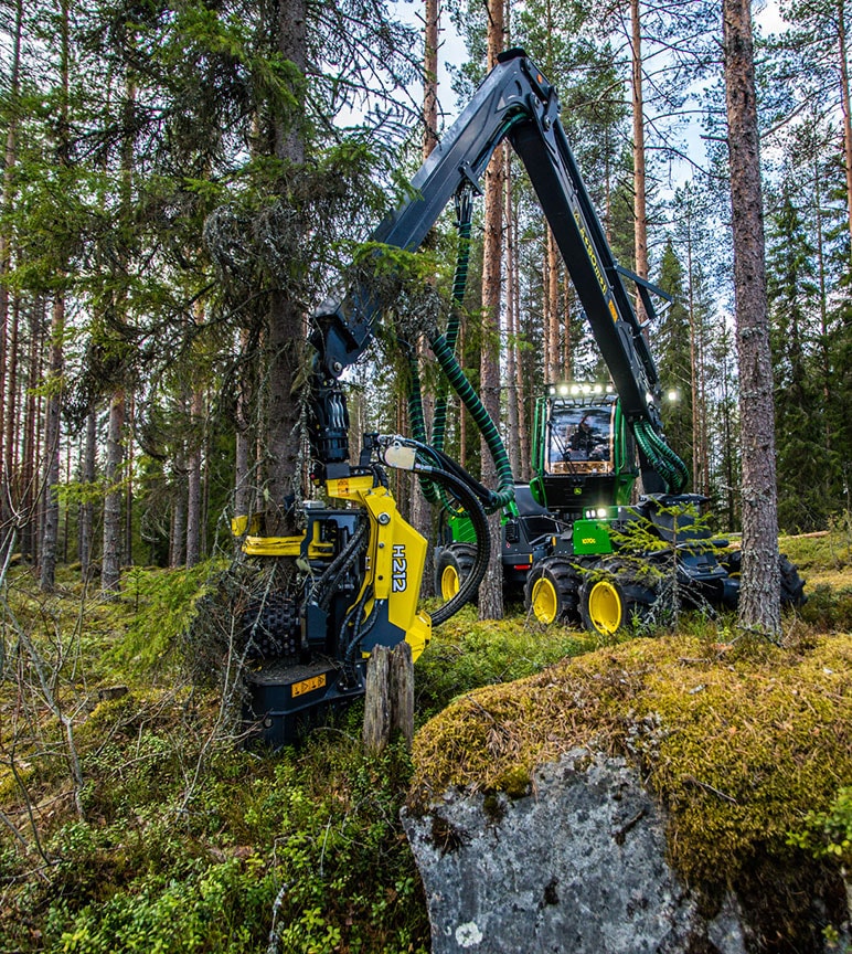 John Deere 1070G avec H212 dans la foret