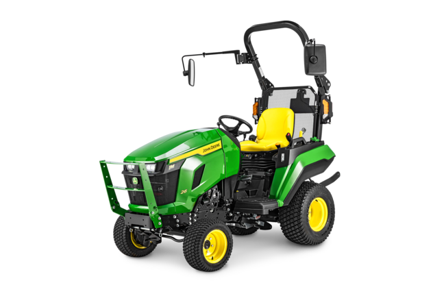 Tracteur compact John Deere 1M sans cabine, photographié sur fond blanc